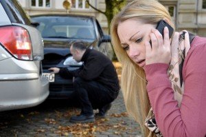 Frau telefoniert nach Autounfall